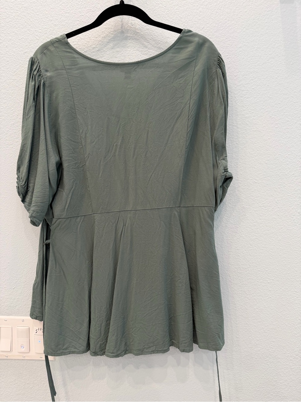 Torrid "Dark Forest" Challis Side Tie Button Front V-Neck Top Plus Size 3 - Picture 8 of 13